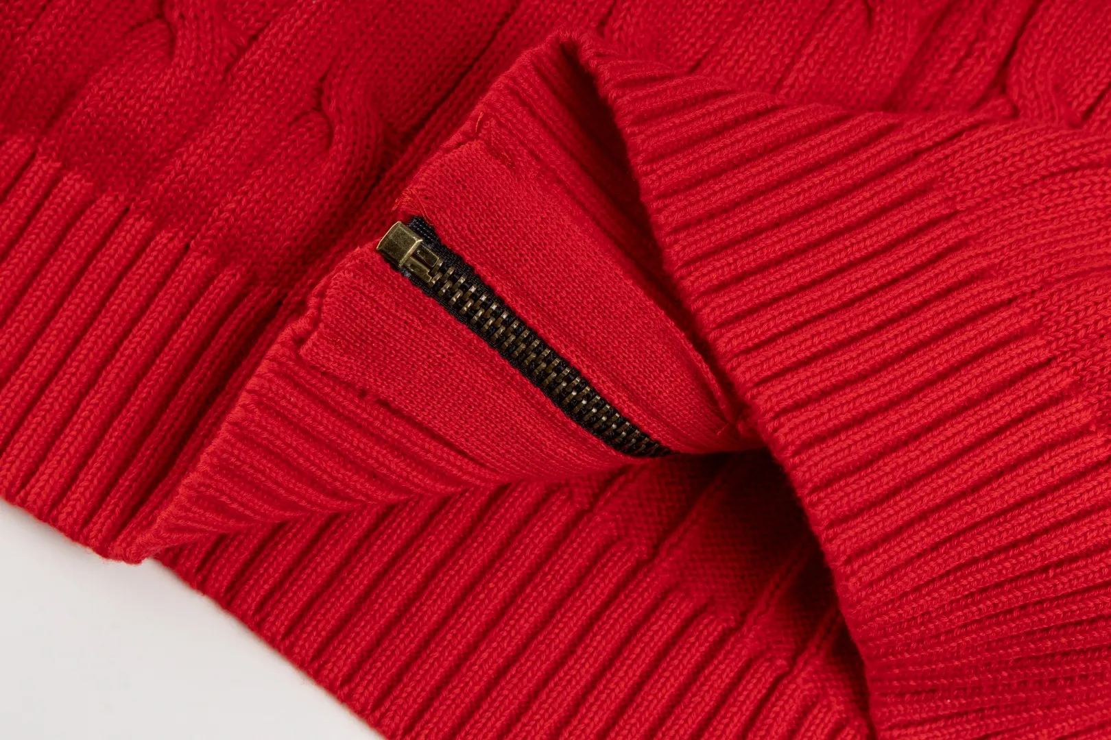 P260 #R98 RALPH LAUREN Ralph Lauren nine-color classic small label embroidery logo full zipper knitted cable cardigan sweater, high-density LOGO embroidery on the chest, original customization of tag accessories. Made of pure cotton yarn, pure cotton is skin-friendly and comfortable, small label war horse embroidered twist zipper cardigan sweater 🐎 high quality, follow the blogger to learn how to wear it! Let’s buy a Ralph Lauren cable sweater. It’s a super hard-to-find series after it became popular. It’s hard to find one on the official website. It’s simple and practical to wear, with a lazy and loose feel. The thickened fabric has more texture, feels soft and delicate, and has a loose fit. Whether worn alone or layered, you can wear different styles of fashion with just one piece!   Size：XS S M L